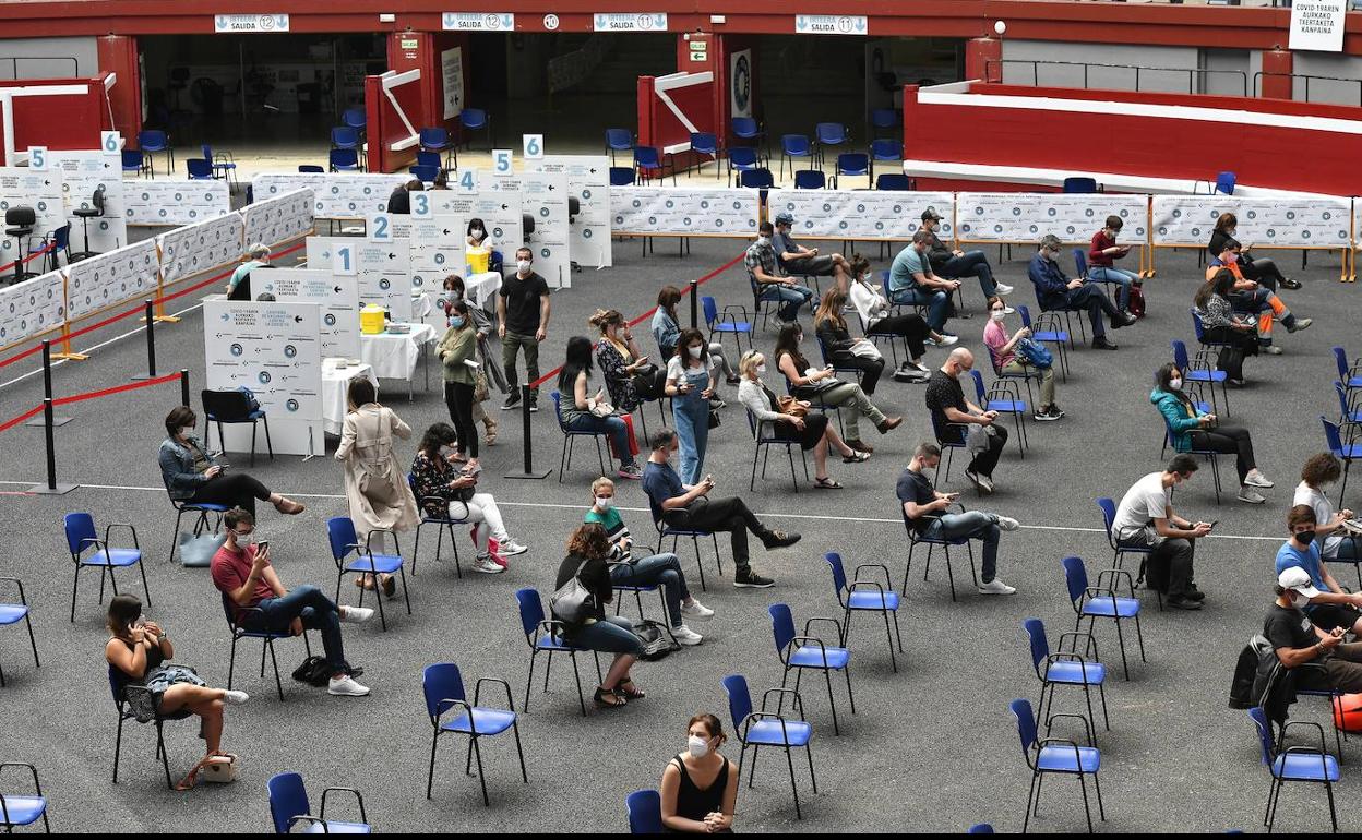 Personal de colectivos esenciales en el coso de Illunbe tras ser vacunados. 