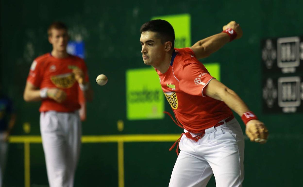 Víctor, durante un partido en el que formó pareja con Mariezkurrena II.