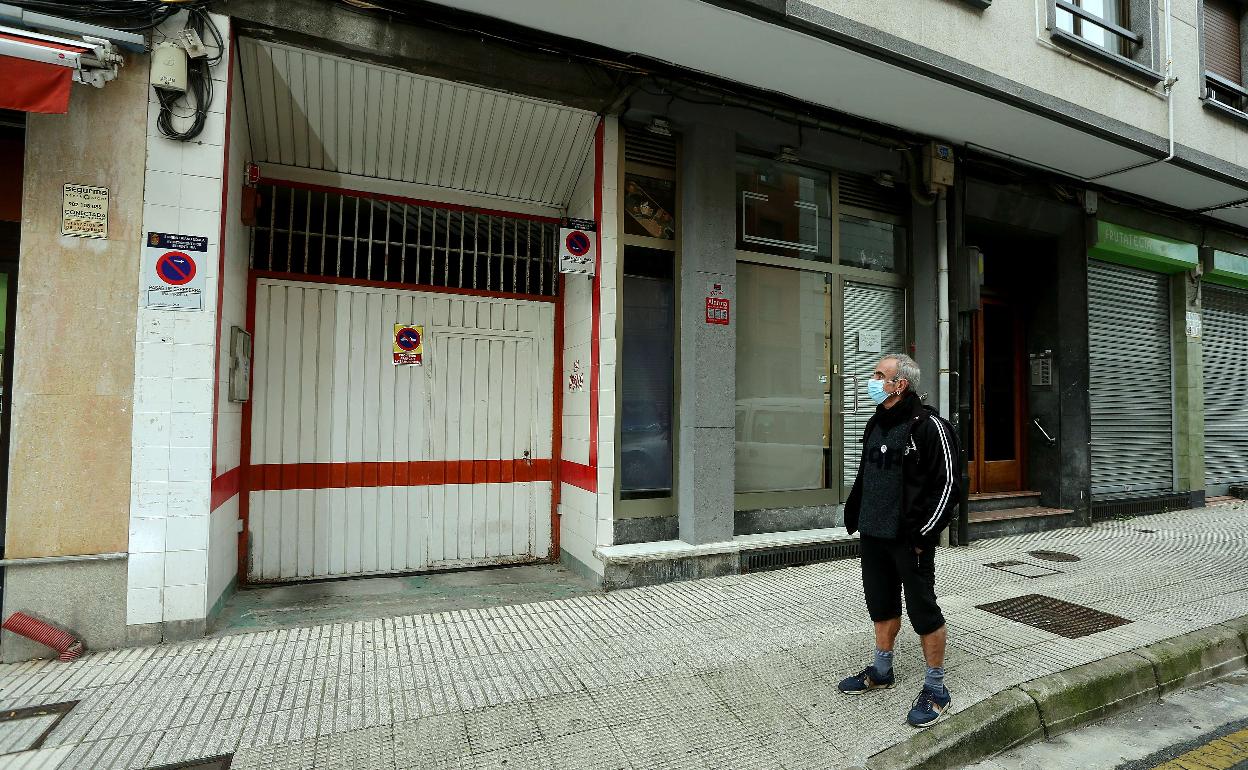 Mikel Martín, ante la puerta de un garaje donde antes estuvo la discoteca Apolo. 