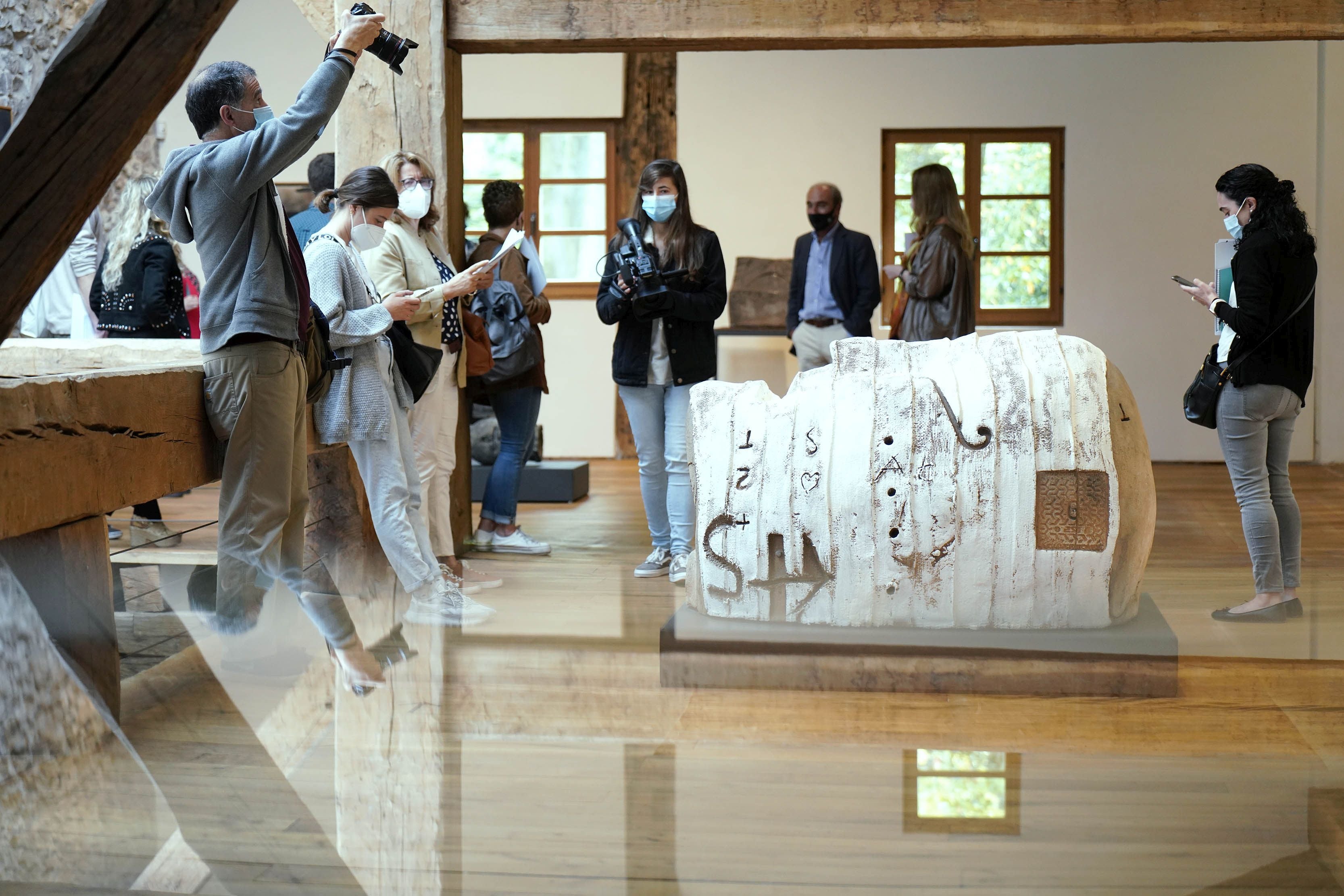 Chillida Leku acogerá hasta el 10 de enero de 2022 una exposición del escultor y pintor Antoni Tàpies, primer artista invitado en el museo.