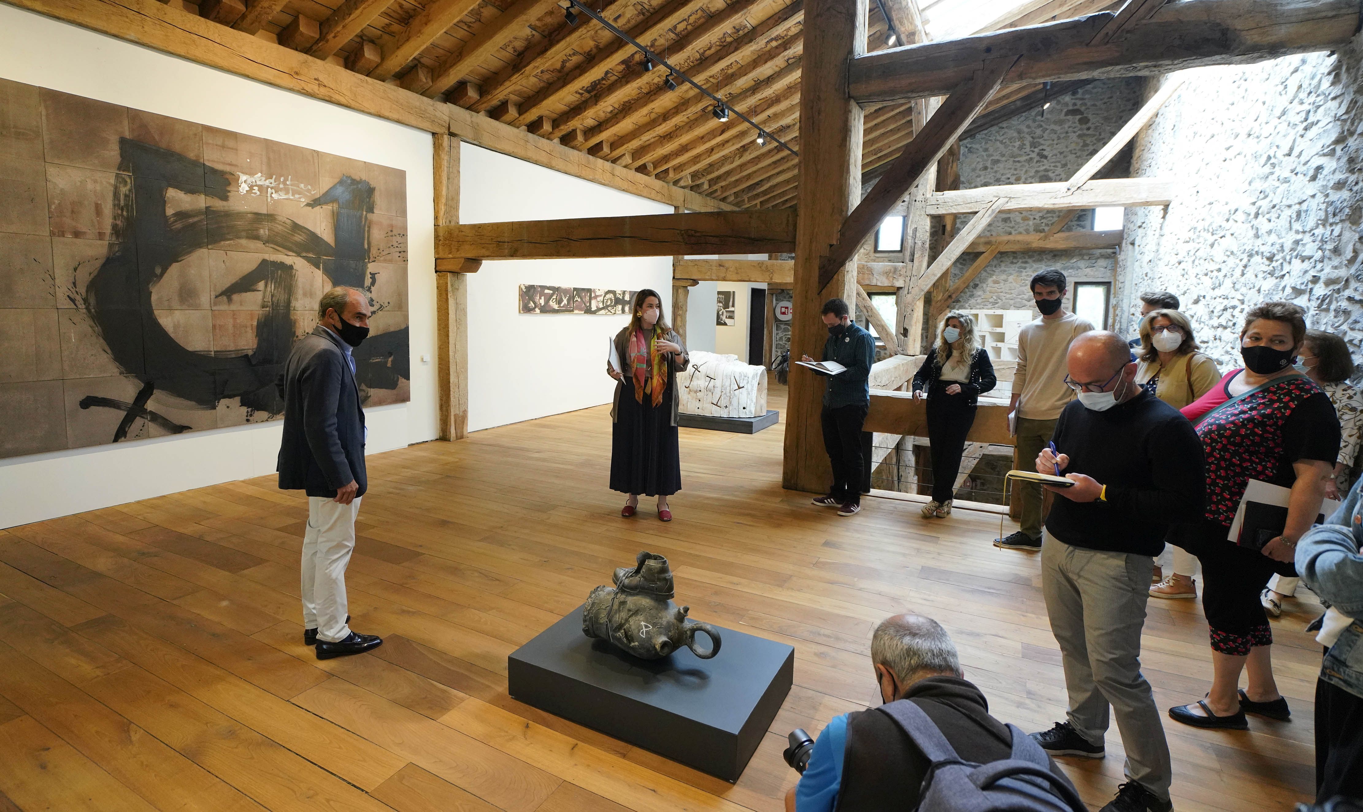 Chillida Leku acogerá hasta el 10 de enero de 2022 una exposición del escultor y pintor Antoni Tàpies, primer artista invitado en el museo.