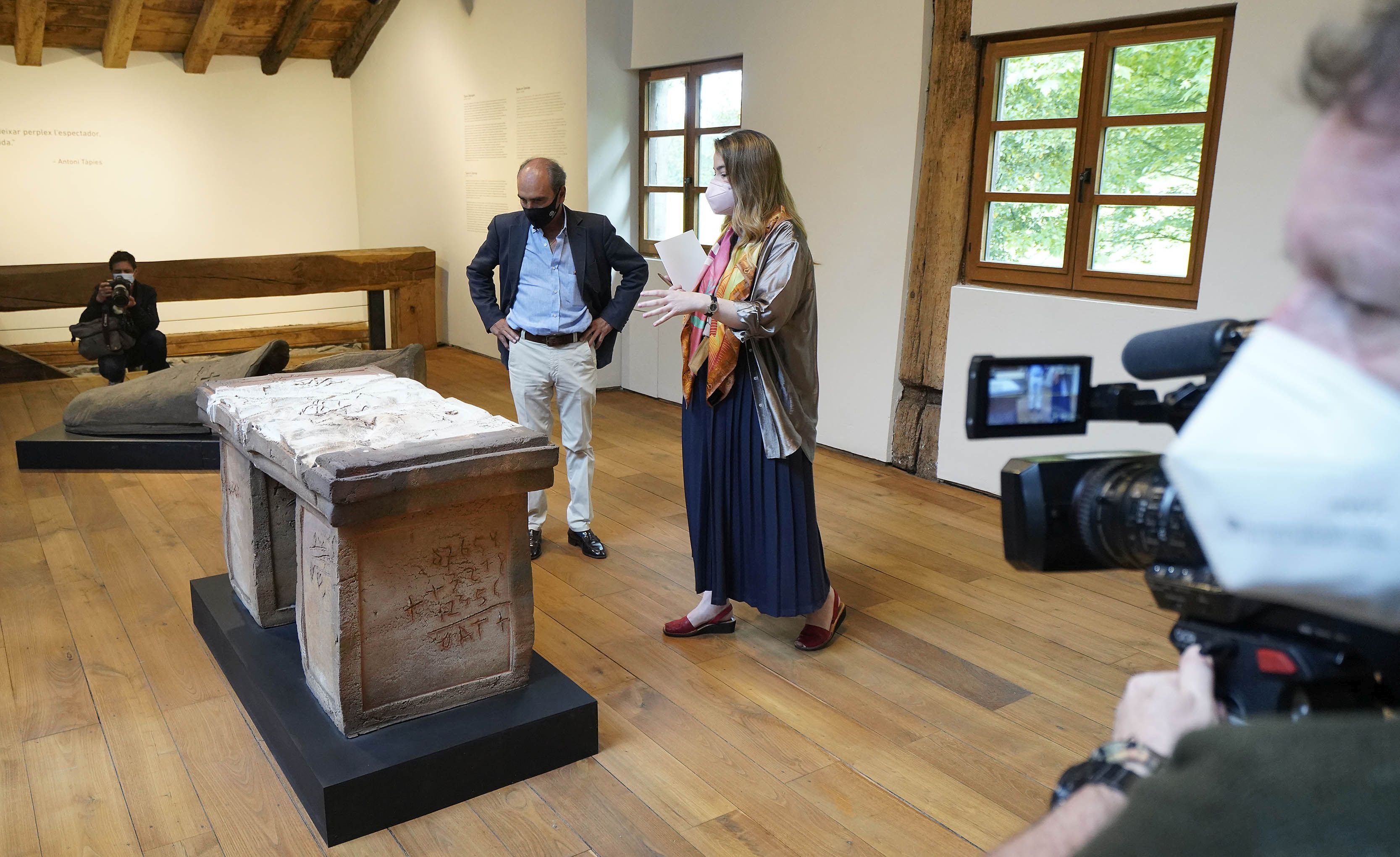 Chillida Leku acogerá hasta el 10 de enero de 2022 una exposición del escultor y pintor Antoni Tàpies, primer artista invitado en el museo.