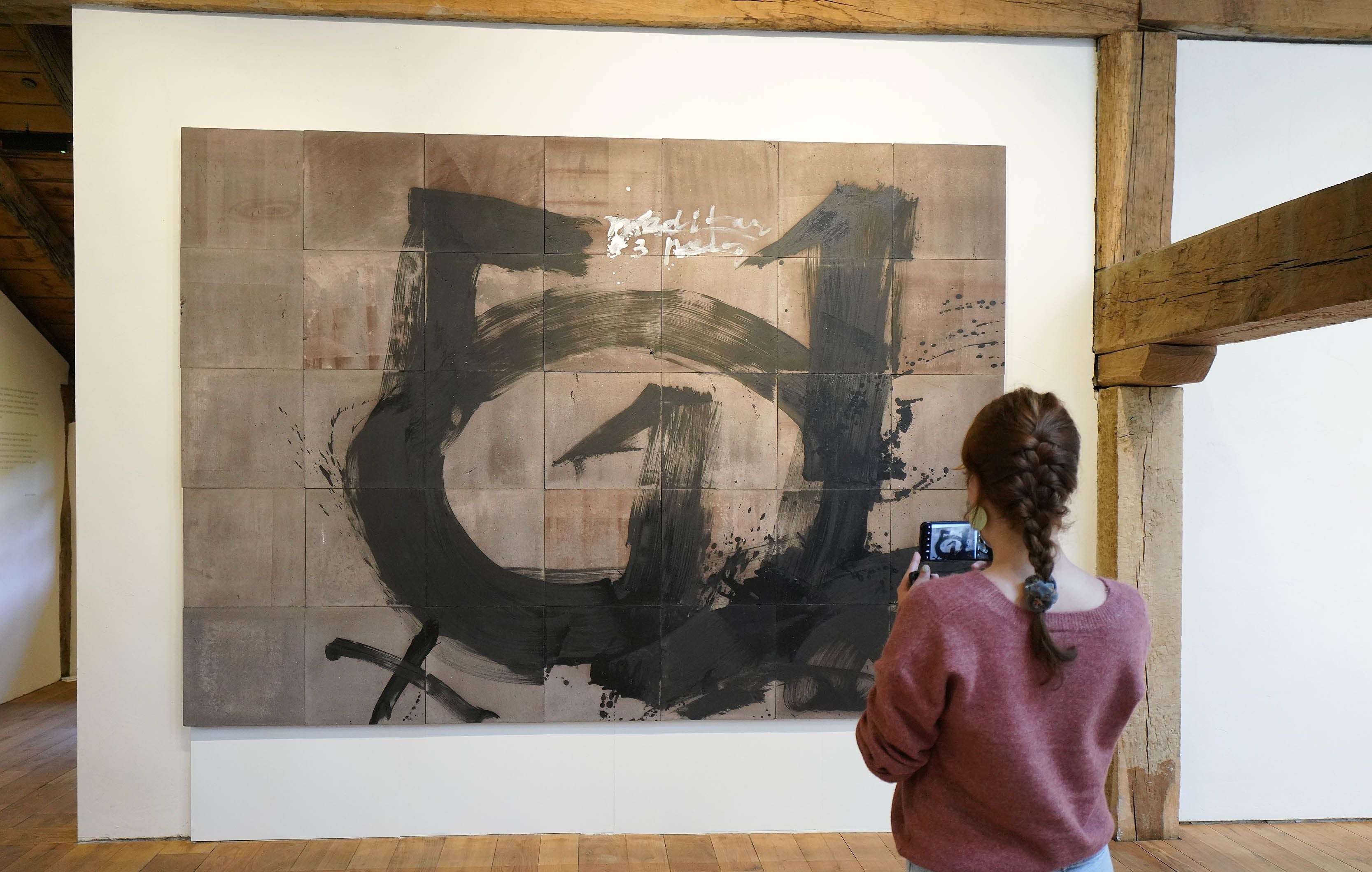 Chillida Leku acogerá hasta el 10 de enero de 2022 una exposición del escultor y pintor Antoni Tàpies, primer artista invitado en el museo.