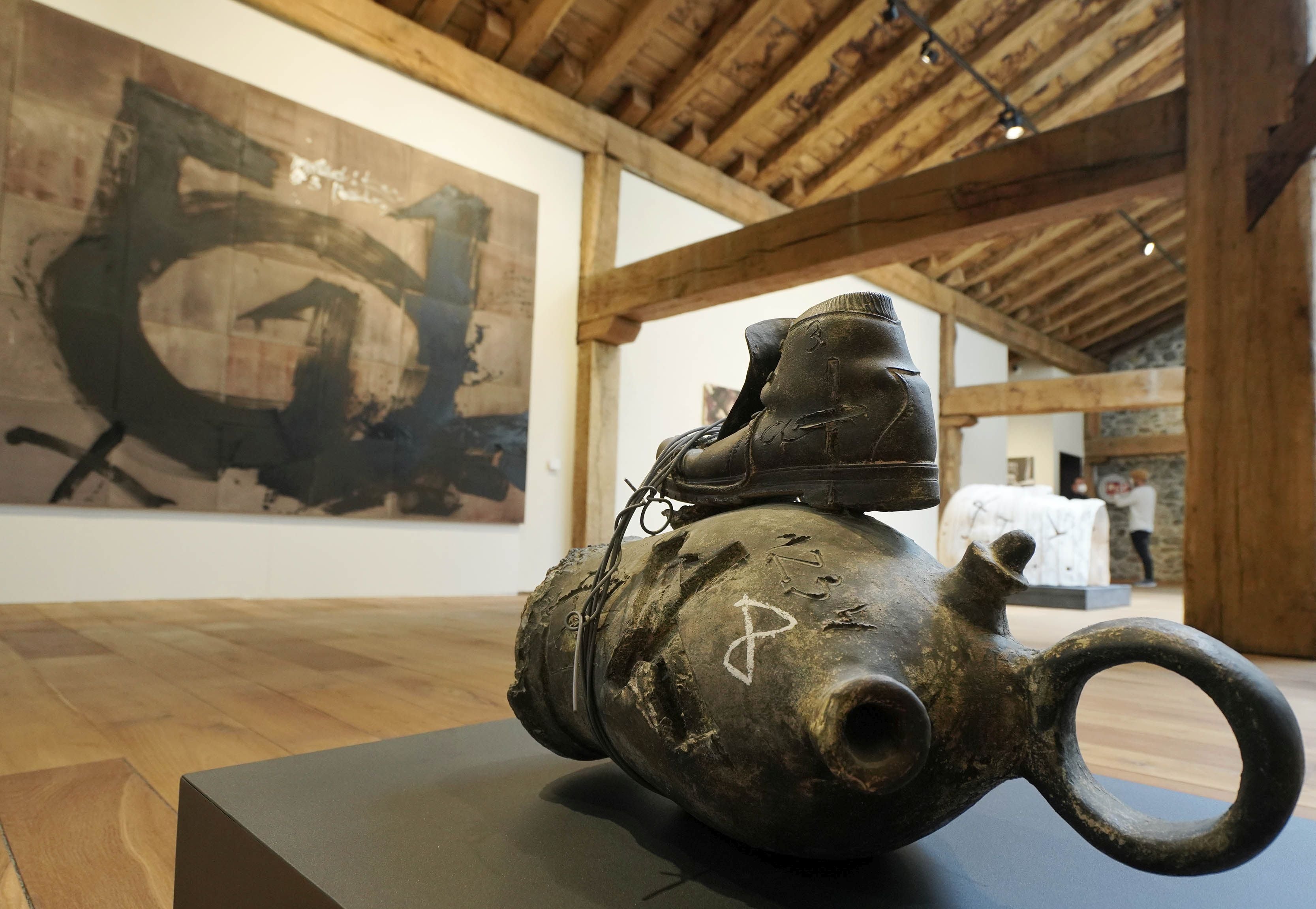 Chillida Leku acogerá hasta el 10 de enero de 2022 una exposición del escultor y pintor Antoni Tàpies, primer artista invitado en el museo.