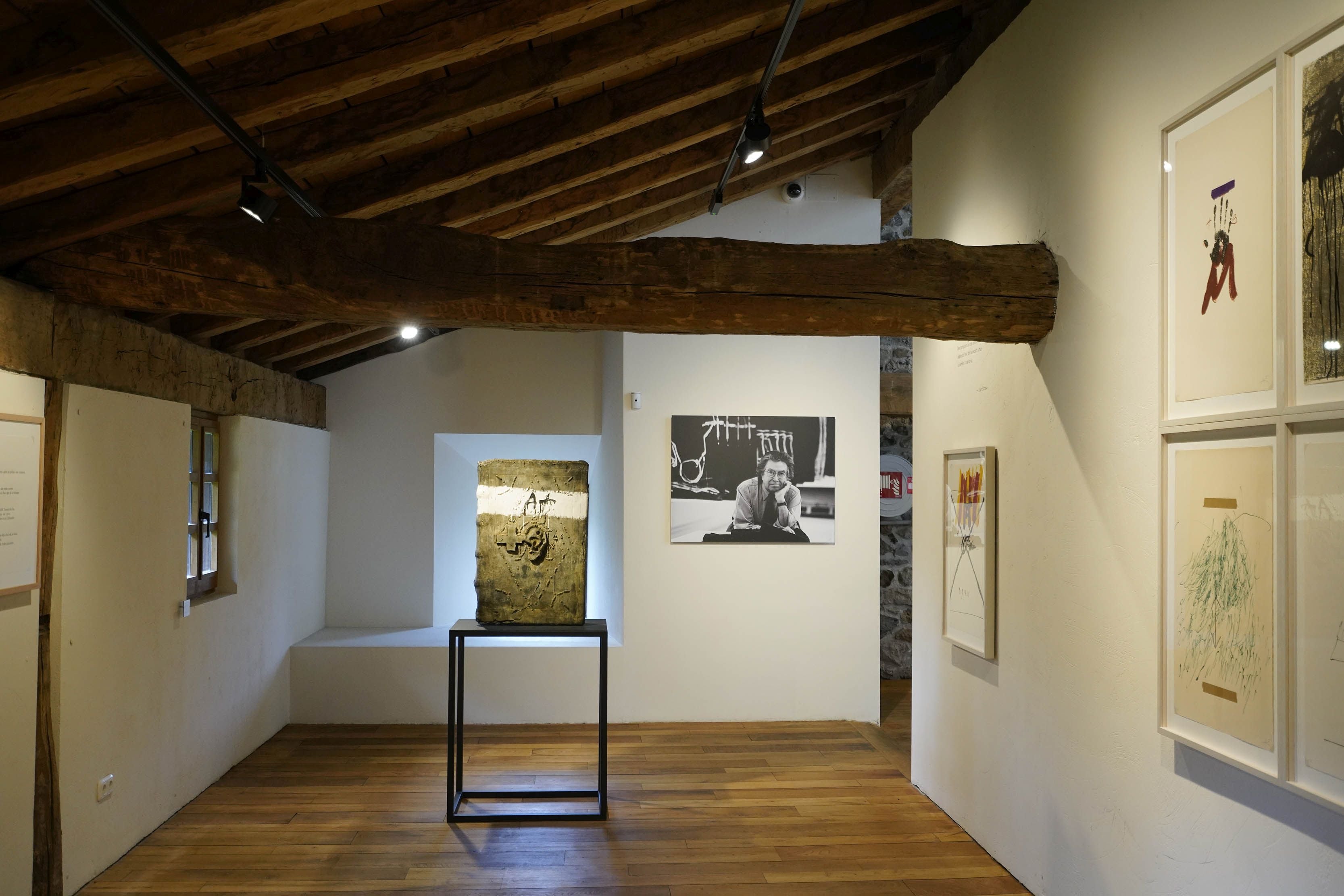 Chillida Leku acogerá hasta el 10 de enero de 2022 una exposición del escultor y pintor Antoni Tàpies, primer artista invitado en el museo.