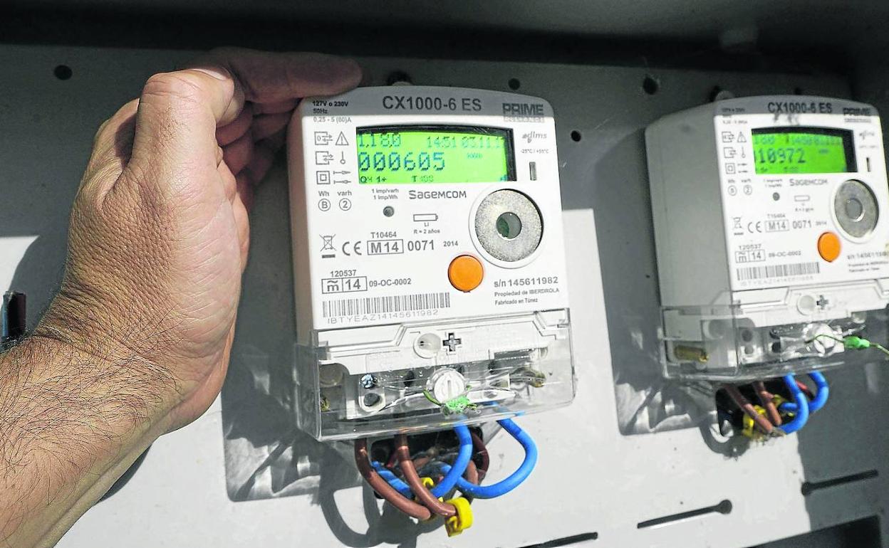 Control digital. Los más modernos contadores de la luz ofrecen información constante a las compañías.