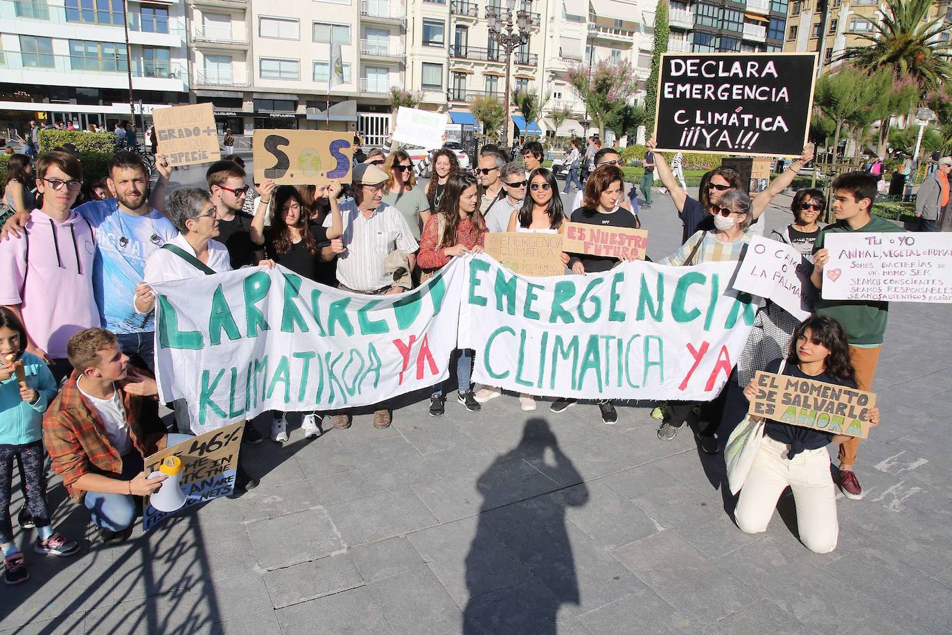 Imagen de archivo de una movilización por la emergencia climática en Donostia