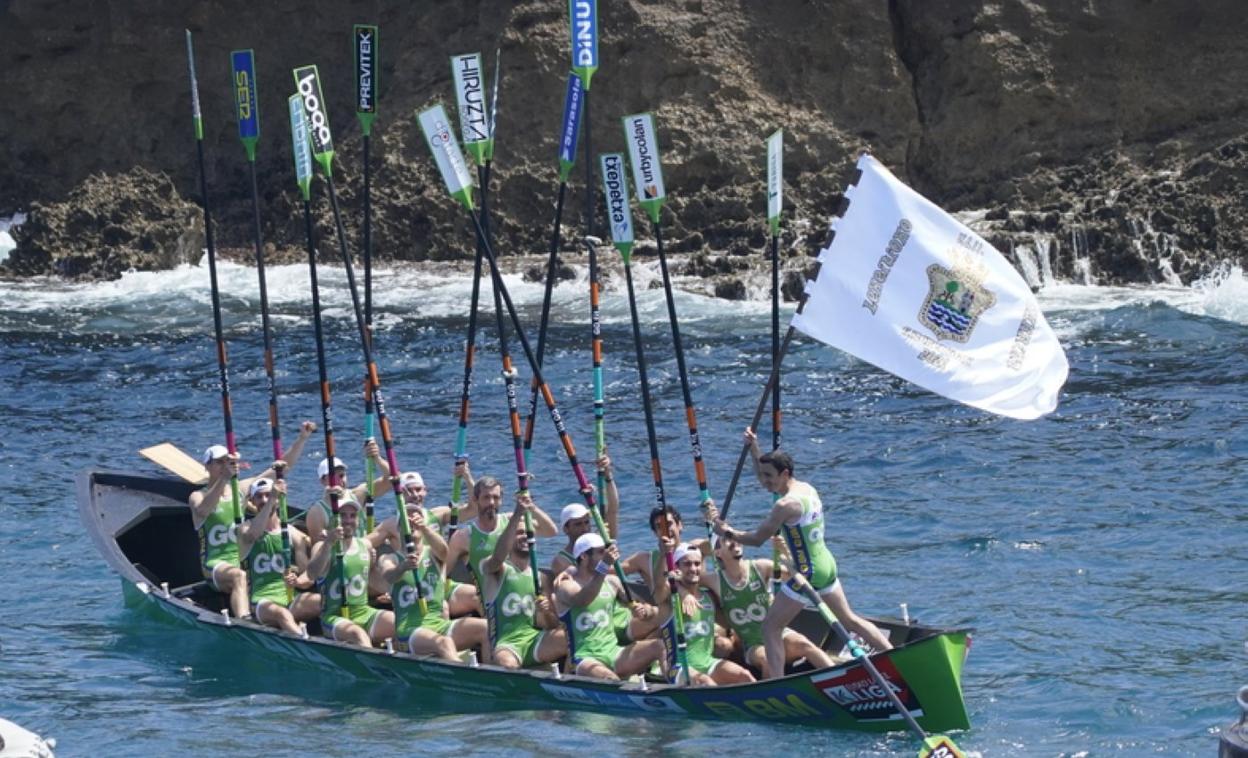 Ioseba Amunarriz ondeó el pasado domingo la Ikurriña de Lekeitio.