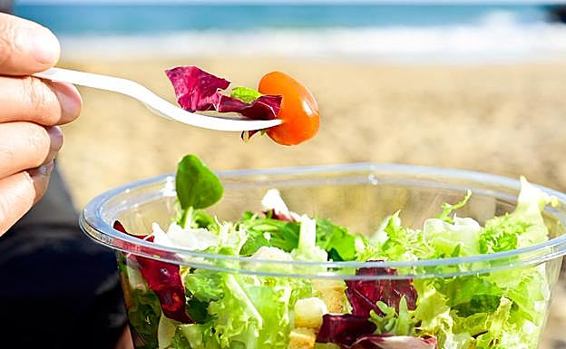 Imagen principal - Playa: Limpio, fresco y a la sombra: Consejos de la OCU para un picnic sin sustos