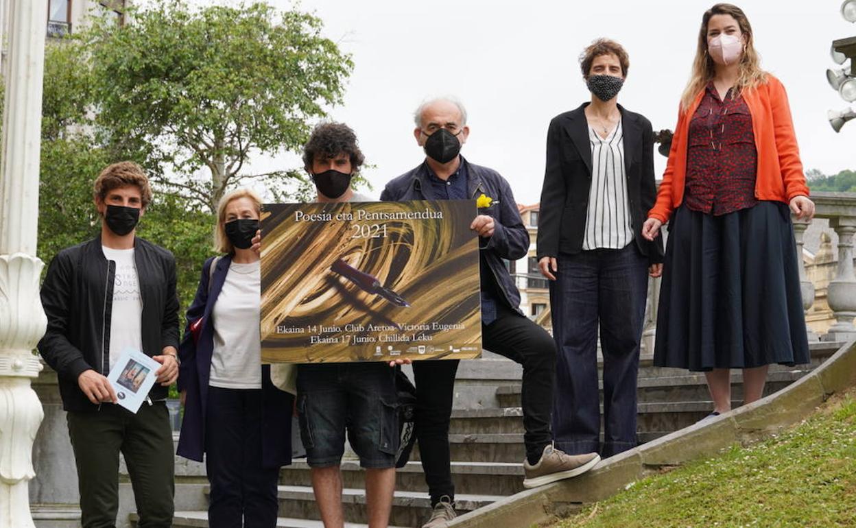 Jon Insausti, Arantza Urkia, Aritz Gorrotxategi, Felipe Juaristi, Mari Jose Telleria y Mireia Massegué, con el cartel del ciclo. 