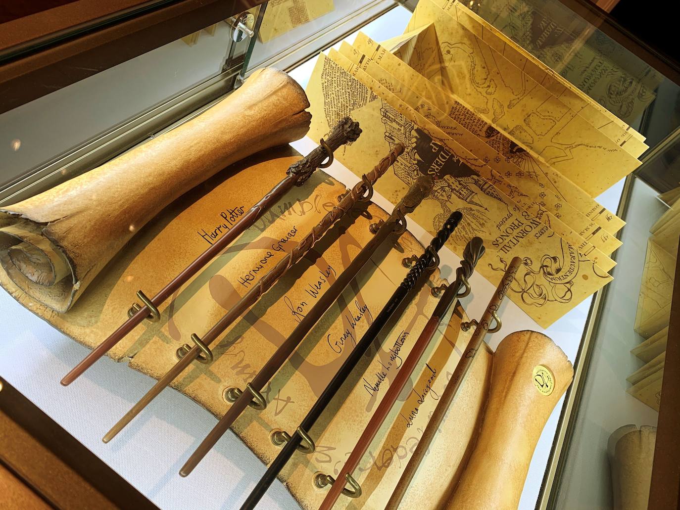 Con túnicas de Hogwarts y sombreros de brujos, cientos de Potterfanáticos bebieron cerveza de mantequilla y posaron para fotos en los zapatos gigantes de Hagrid durante la esperada apertura de la tienda de Harry Potter el pasado jueves en Nueva York