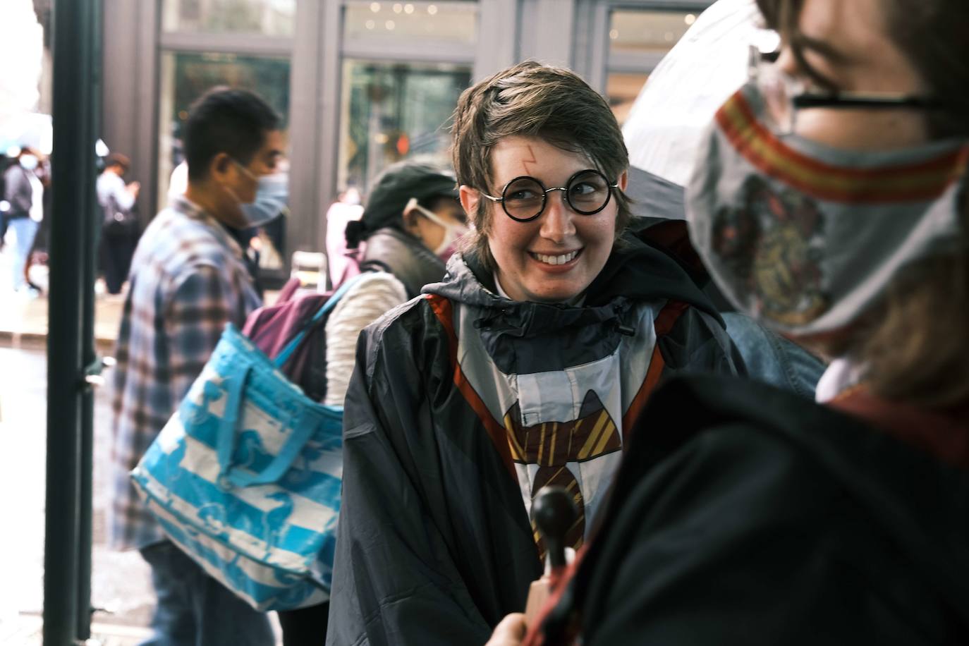 Con túnicas de Hogwarts y sombreros de brujos, cientos de Potterfanáticos bebieron cerveza de mantequilla y posaron para fotos en los zapatos gigantes de Hagrid durante la esperada apertura de la tienda de Harry Potter el pasado jueves en Nueva York