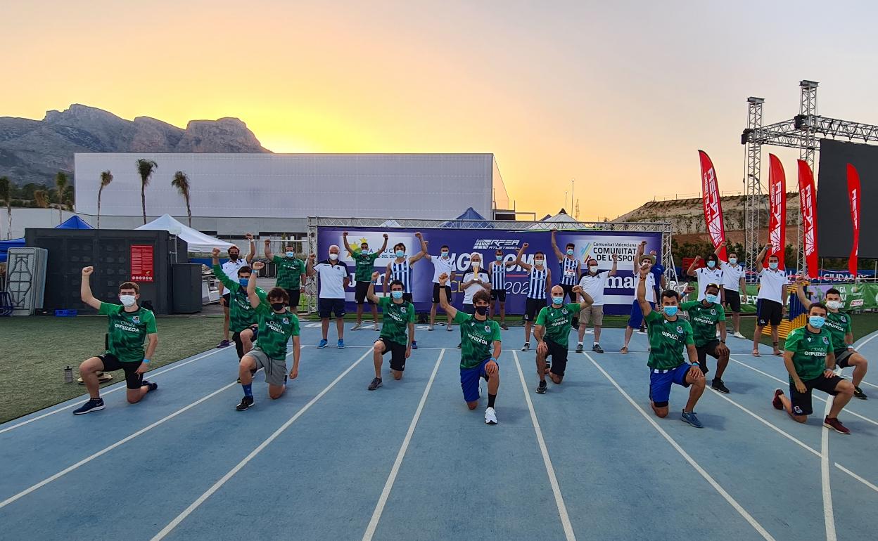 Los componentes de la Real celebran el tercer puesto logrado en la final de liga en La Nucia.