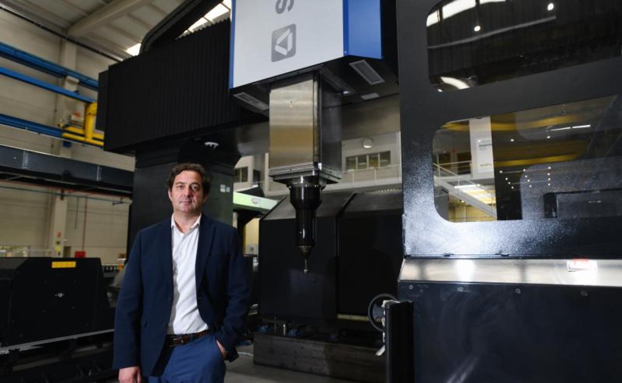 Rafael Idígoras, junto a una máquina de Soraluce, firma de la que es gerente. 