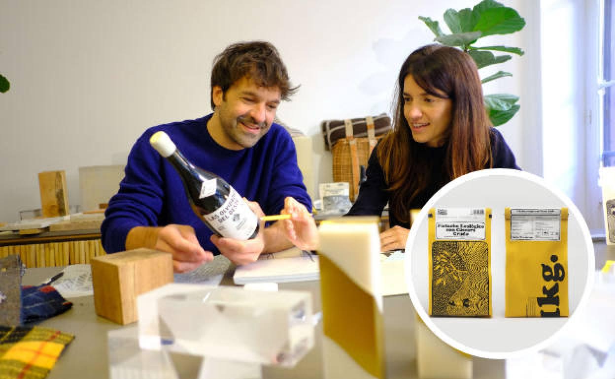 Borja Garmendia y Aurora Polo trabajan con sus proyectos en su estudio de Hondarribia. En el recuadro inferior de la derecha, campaña premiada en la última edición de los premios. 