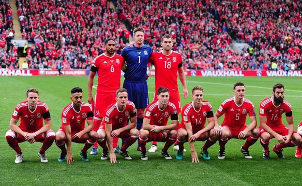 Imagen principal - Eurocopa 2020: La Gales de Gareth Bale vuelve a dejar &#039;la peor foto de la historia&#039;