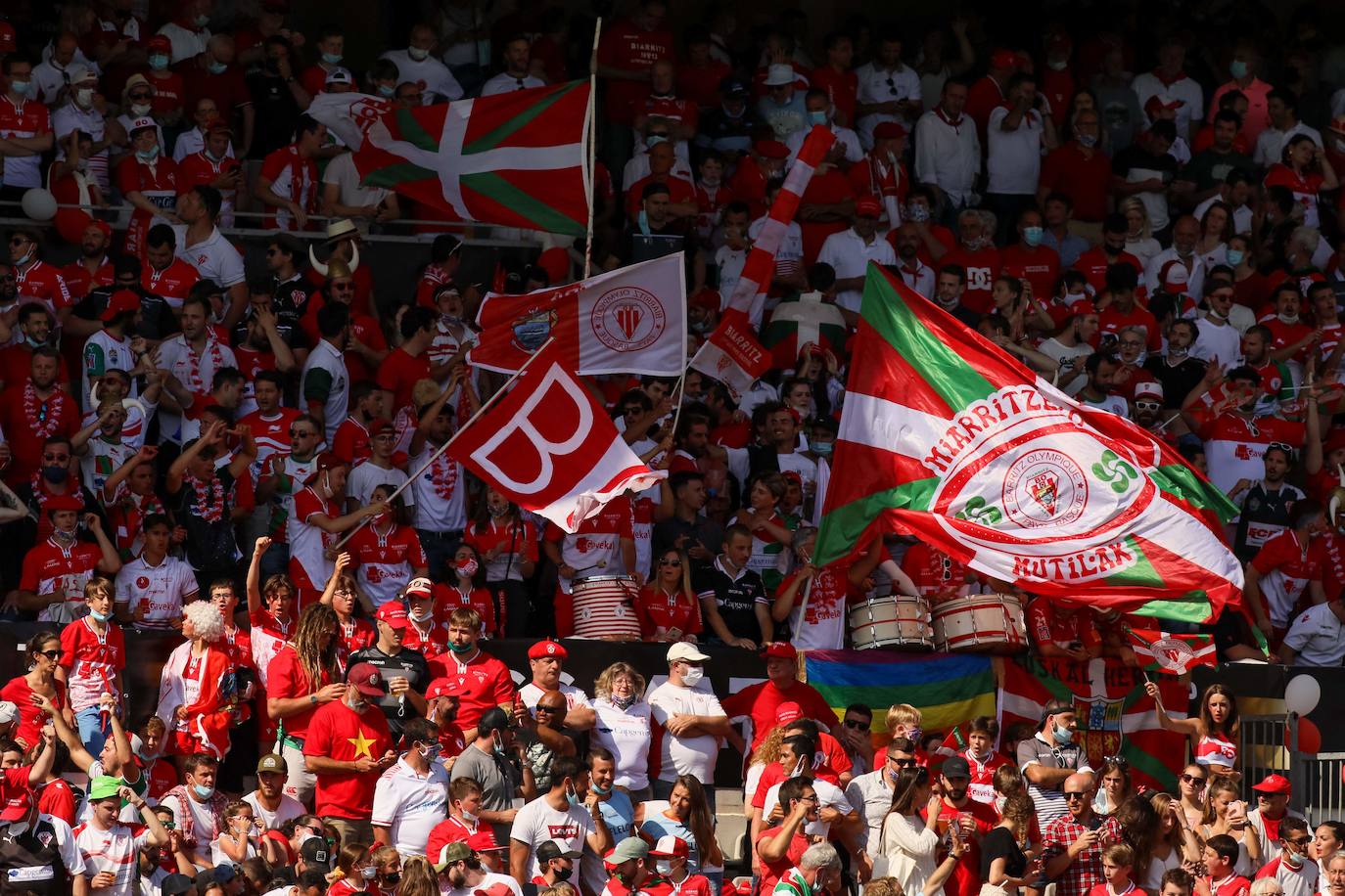 La afición del Biarritz Olympique durante el partido ante el Aviron.