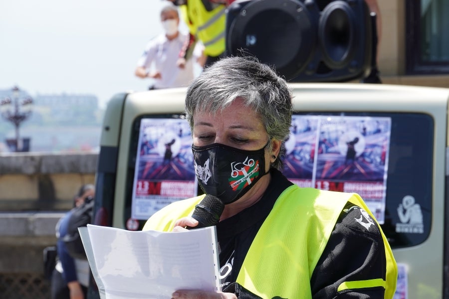 Cientos de moteros han tomado las calles de San Sebastián para pedir más seguridad en las carreteras vascas. 