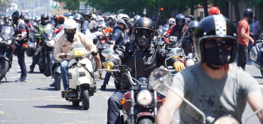 Cientos de moteros han tomado las calles de San Sebastián para pedir más seguridad en las carreteras vascas. 