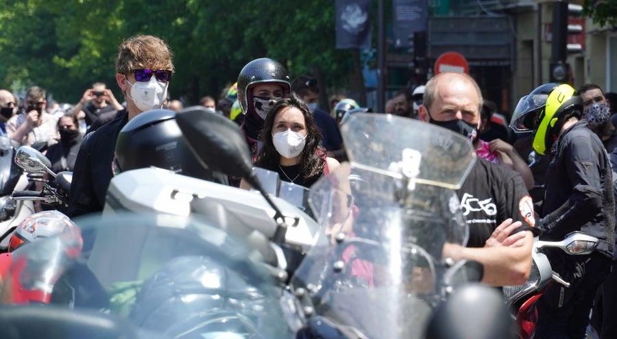 Cientos de moteros han tomado las calles de San Sebastián para pedir más seguridad en las carreteras vascas. 