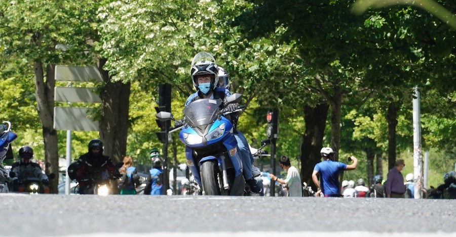 Cientos de moteros han tomado las calles de San Sebastián para pedir más seguridad en las carreteras vascas. 