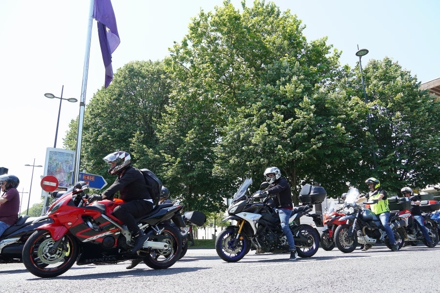 Cientos de moteros han tomado las calles de San Sebastián para pedir más seguridad en las carreteras vascas. 