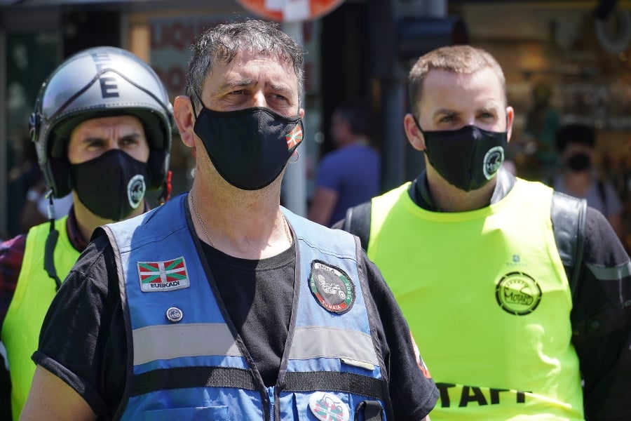 Cientos de moteros han tomado las calles de San Sebastián para pedir más seguridad en las carreteras vascas. 