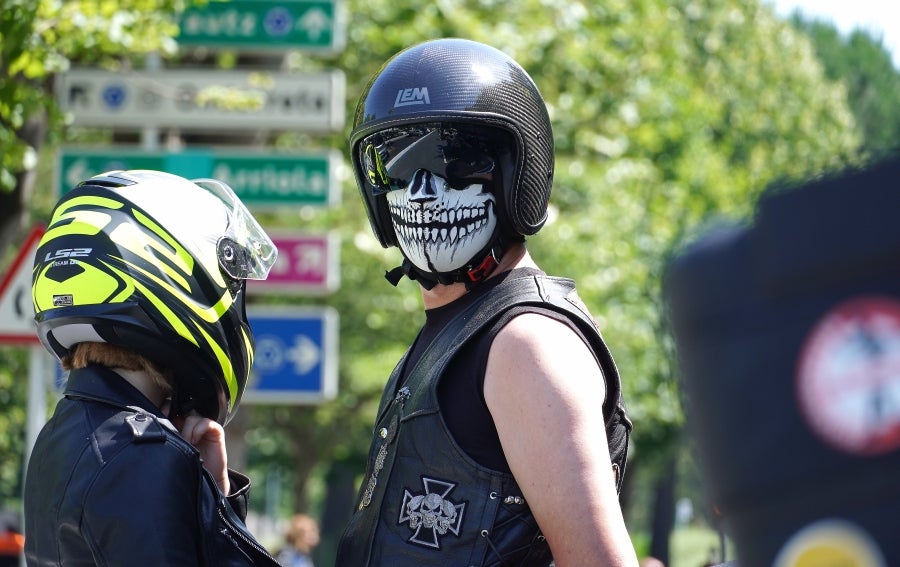 Cientos de moteros han tomado las calles de San Sebastián para pedir más seguridad en las carreteras vascas. 