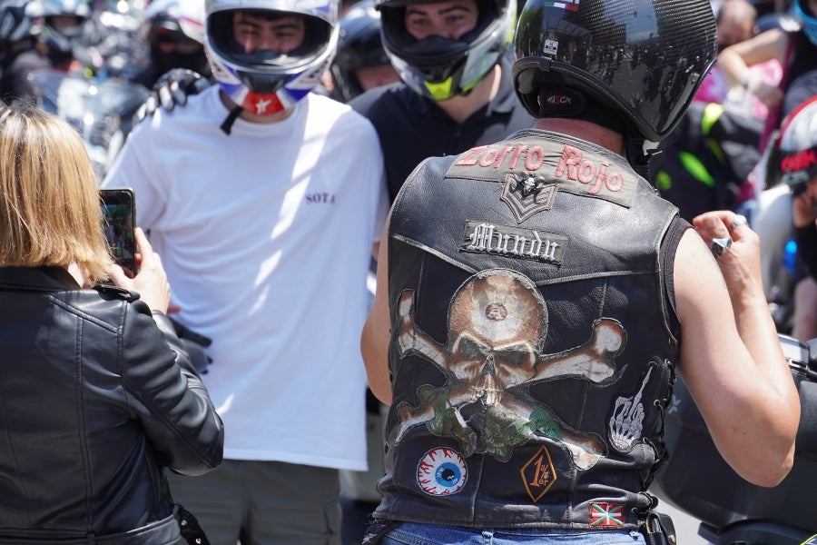 Cientos de moteros han tomado las calles de San Sebastián para pedir más seguridad en las carreteras vascas. 