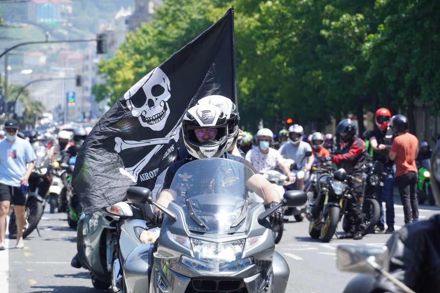 Cientos de moteros han tomado las calles de San Sebastián para pedir más seguridad en las carreteras vascas. 