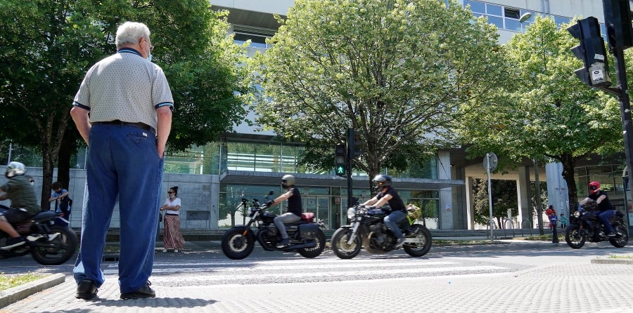 Cientos de moteros han tomado las calles de San Sebastián para pedir más seguridad en las carreteras vascas. 