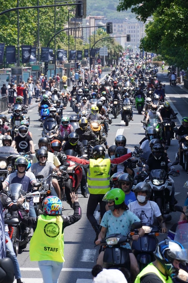 Cientos de moteros han tomado las calles de San Sebastián para pedir más seguridad en las carreteras vascas. 