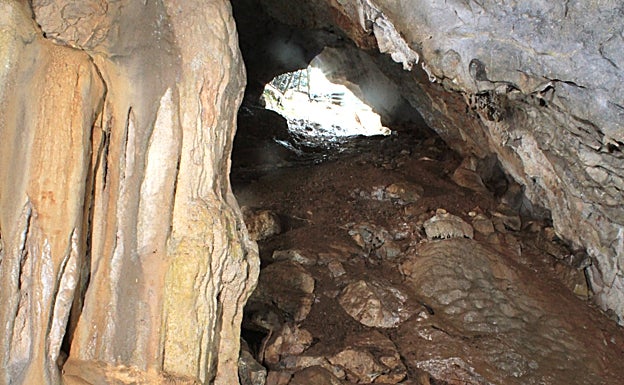 La entrada de la cueva de Zestoa vista desde su interior. 