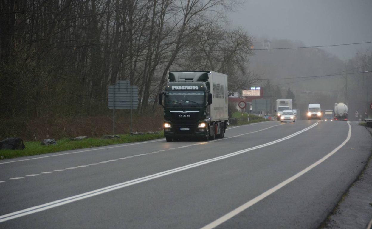 Camiones transitan por una zona de tres carriles en la N-121-A. 