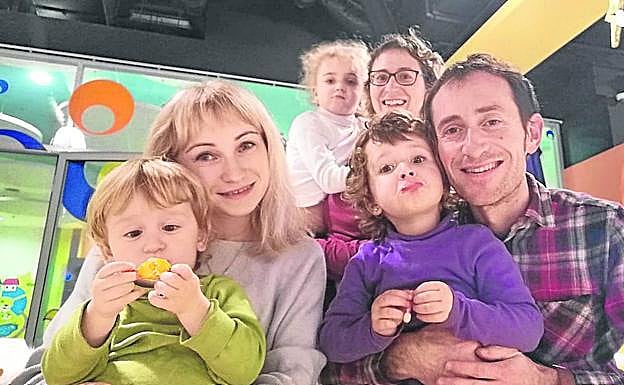 Imagen principal - Olga, a la izquierda, con Aiur. Le acompañan Gustavo y Maren y, de pie, Ainara con Anna, la hija de Olga.