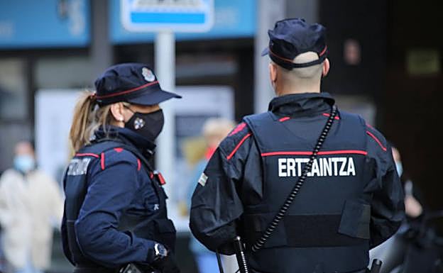 Detenidos tres jóvenes, uno de ellos menor, en Donostia y Hondarribia por incidentes en botellones
