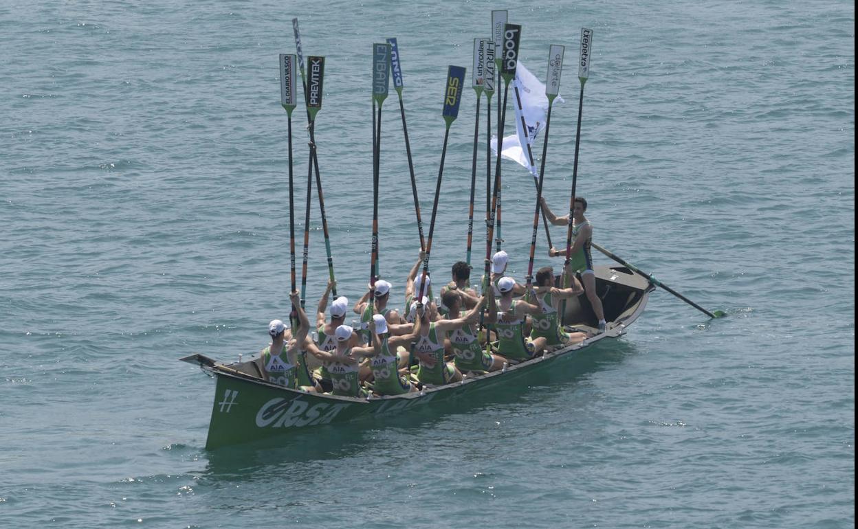 Amunarriz ondea la bandera del campeonato de Gipuzkoa ante sus remeros, ayer en La Concha.