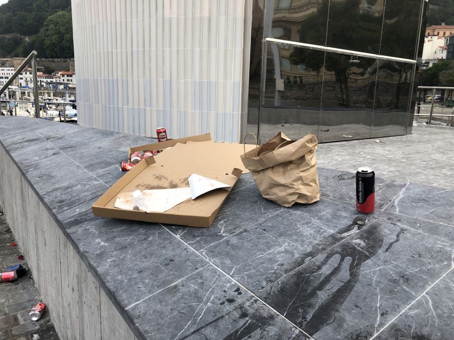 El puerto donostiarra ha amanecido cubierto de restos de plásticos y cristales después de una noche de botellón
