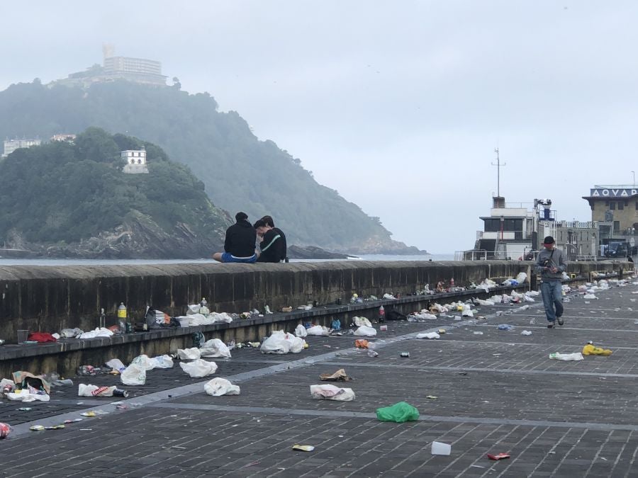 El puerto donostiarra ha amanecido cubierto de restos de plásticos y cristales después de una noche de botellón