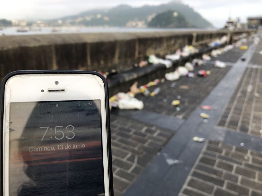 El puerto donostiarra ha amanecido cubierto de restos de plásticos y cristales después de una noche de botellón