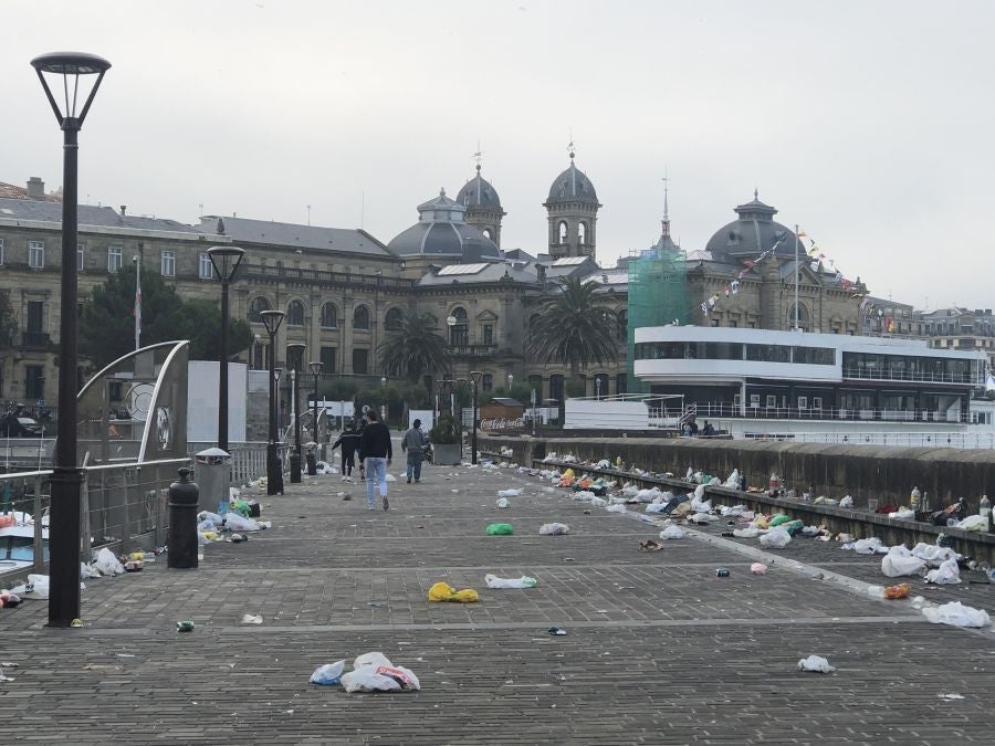 El puerto donostiarra ha amanecido cubierto de restos de plásticos y cristales después de una noche de botellón
