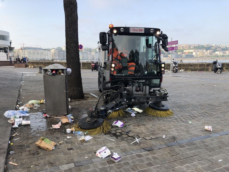 El puerto donostiarra ha amanecido cubierto de restos de plásticos y cristales después de una noche de botellón