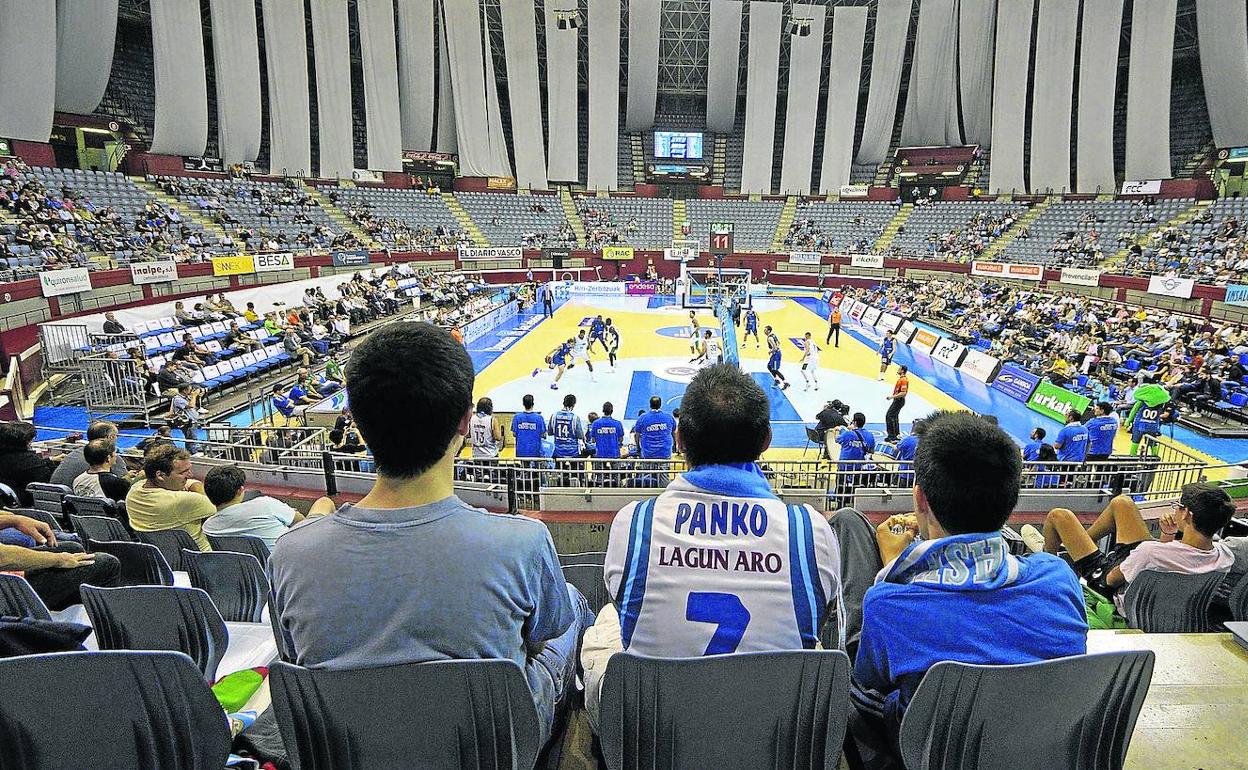 Aficionados siguen un partido de Gipuzkoa Basket en Illunbe. 