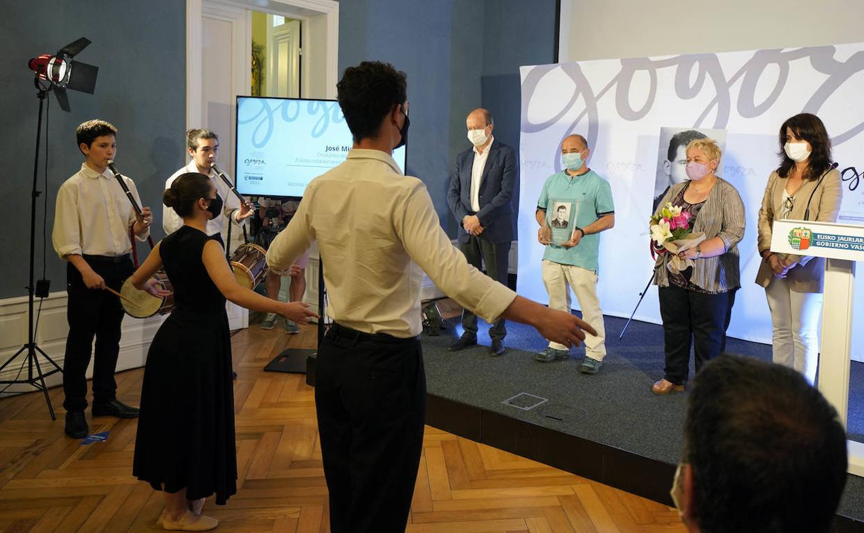 Esteban Andueza y su mujer, en el centro, junto a Rodríguez Ranz y Ezenarro, en el homenaje a José Miguel Andueza. 