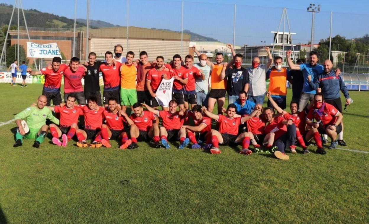 Los jugadores posaron juntos tras conseguir la victoria. 