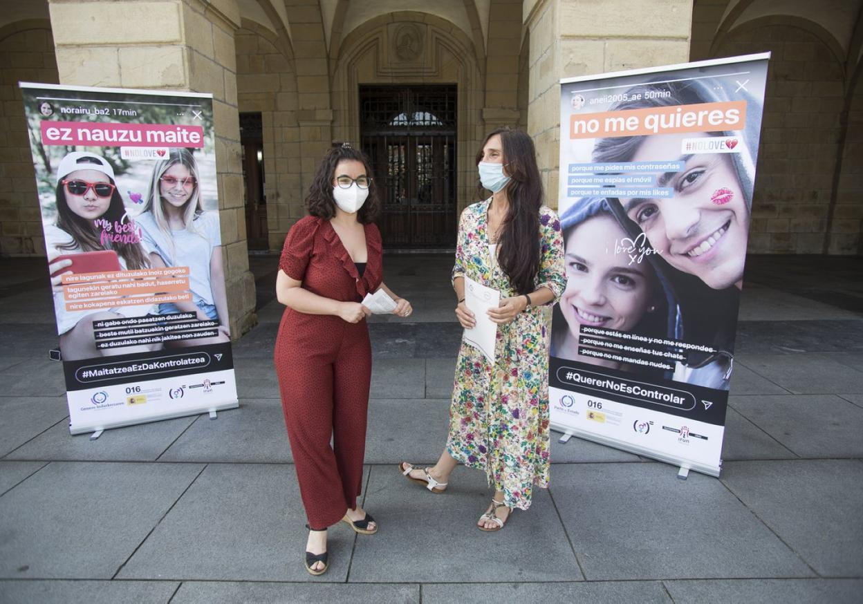 Aitziber Iratzoki y Miren Echeveste, ante dos de los 'roll up' diseñados para la campaña. 