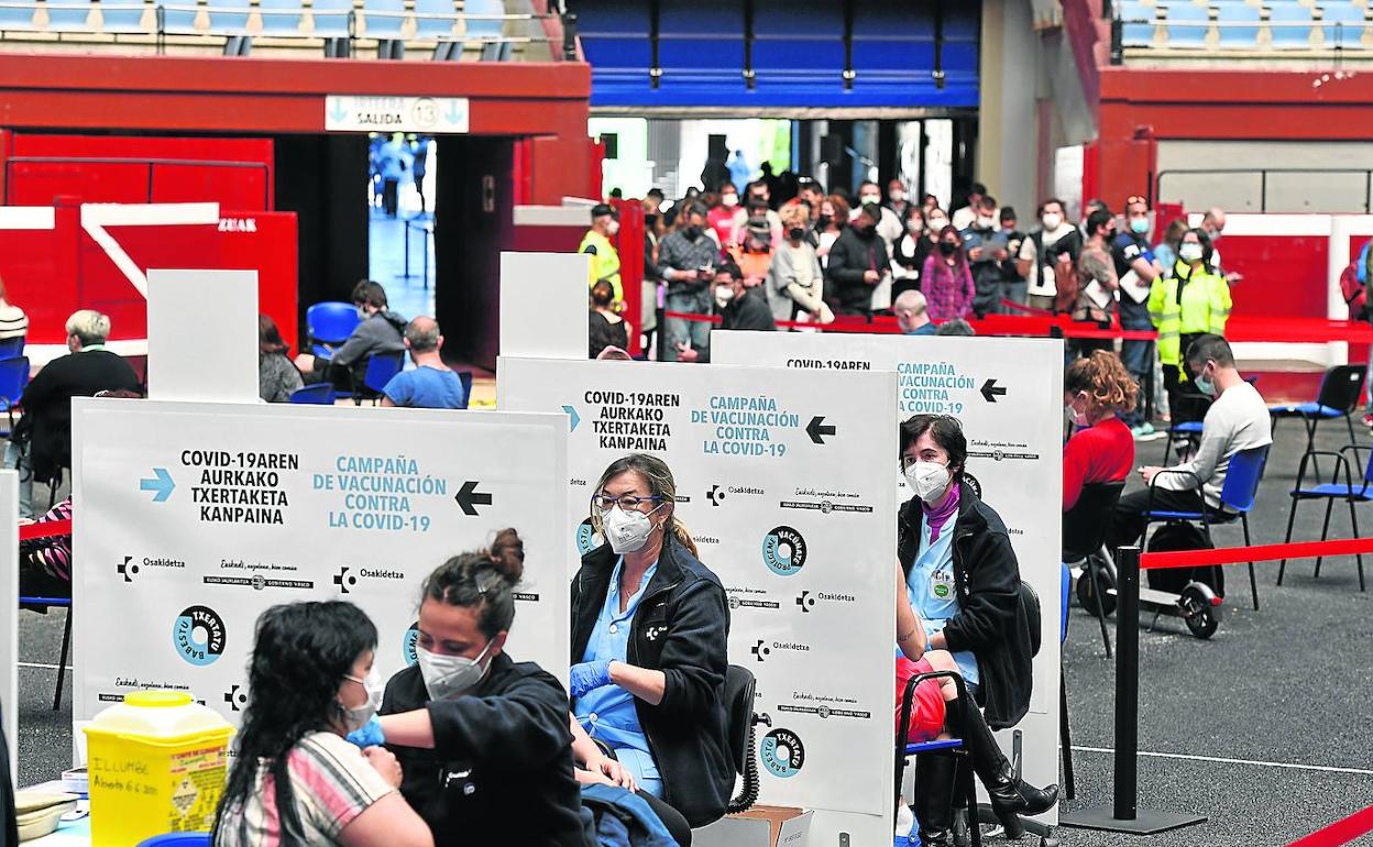 Trabajadores esenciales reciben la segunda dosis de AstraZeneca en Illunbe.