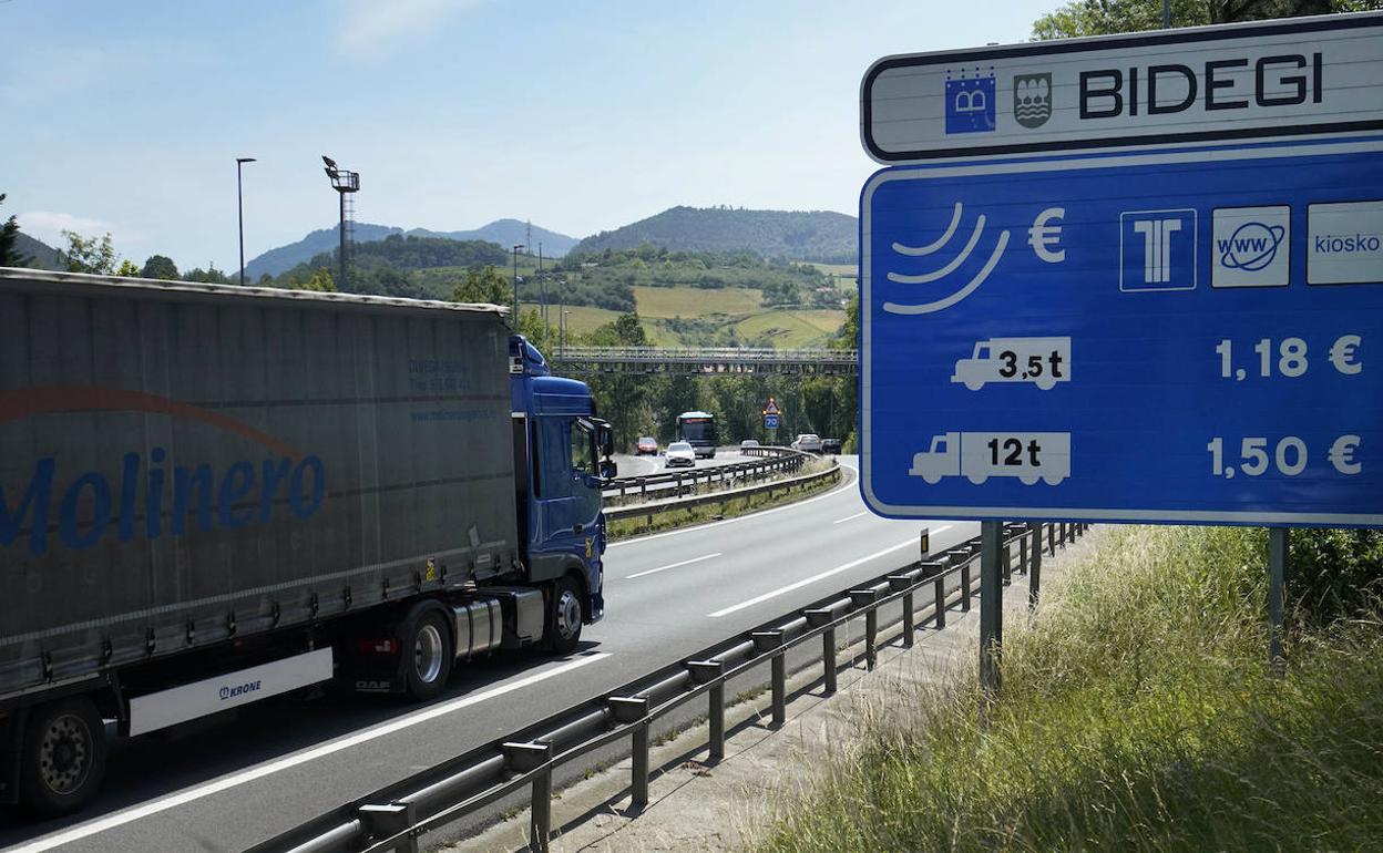 Un camión pasa al lado de uno de los paneles que informa sobre los peajes.