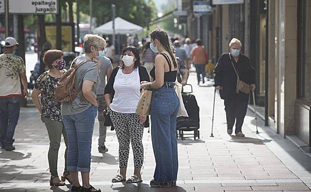Euskadi reitera su idea de mantener la mascarilla y Sanidad aplaza el debate