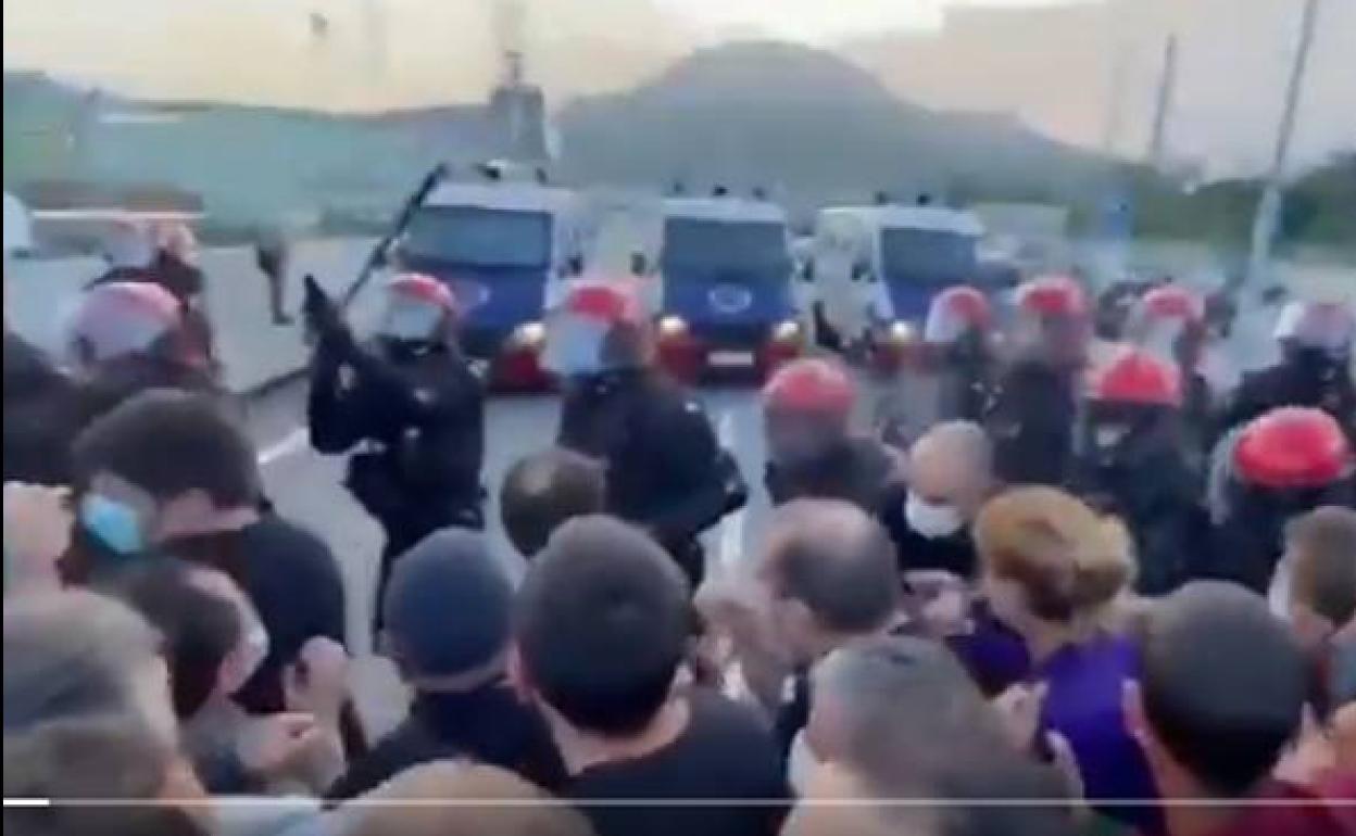 Un detenido y varios contusionados en las protestas por el ERTE de Petronor